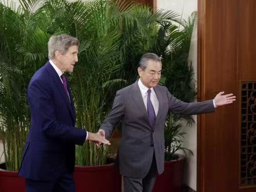 Wang Yi se reúne com enviado especial dos EUA para o clima