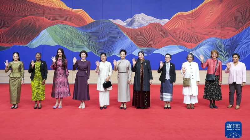 Peng Liyuan e primeiras-damas estrangeiras visitam Museu Nacional de Artes e Ofícios da china