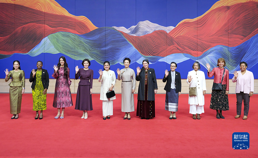 Peng Liyuan e primeiras-damas estrangeiras visitam Museu Nacional de Artes e Ofícios da china