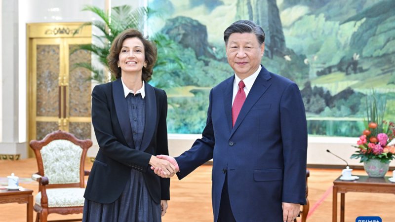 Xi Jinping se reúne com diretora-geral da UNESCO em Beijing