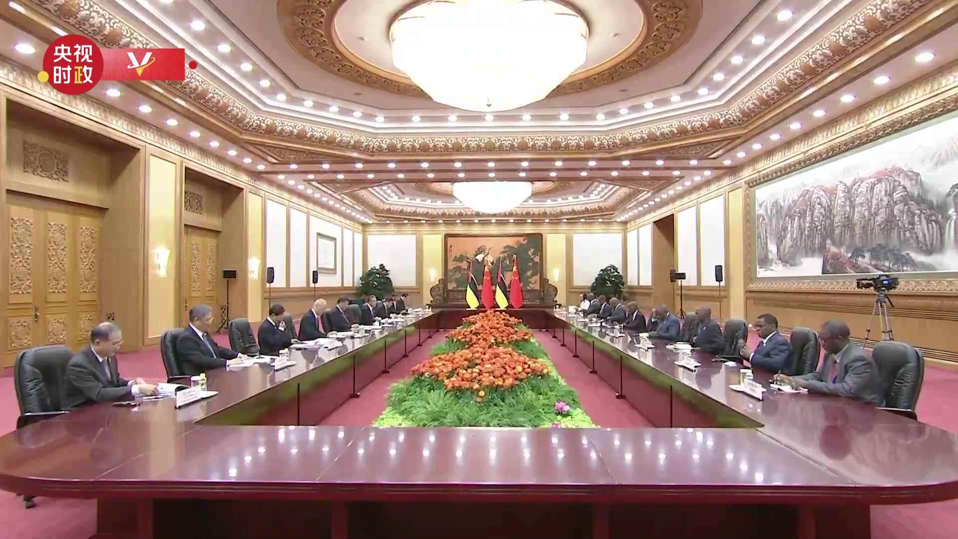 Xi Jinping reúne-se com primeiro-ministro moçambicano