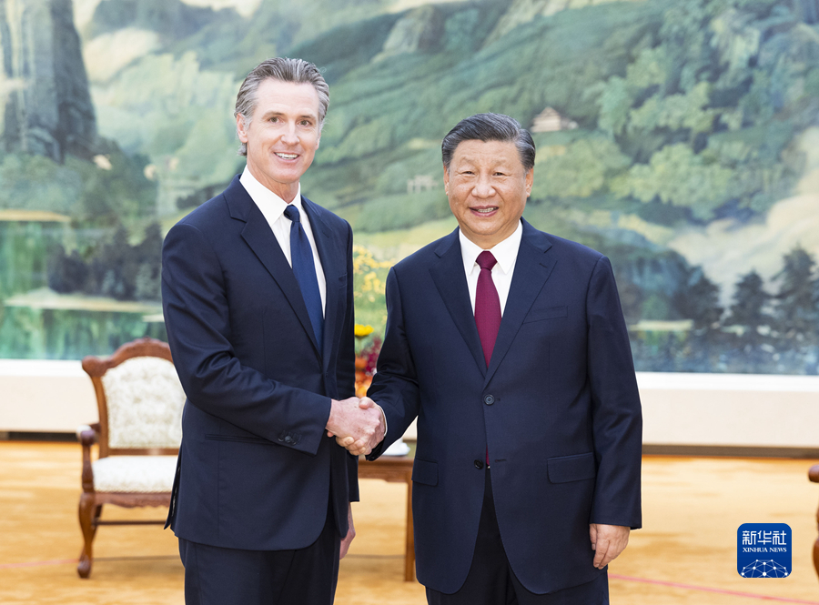 Xi Jinping se reúne com governador do estado da Califórnia dos EUA