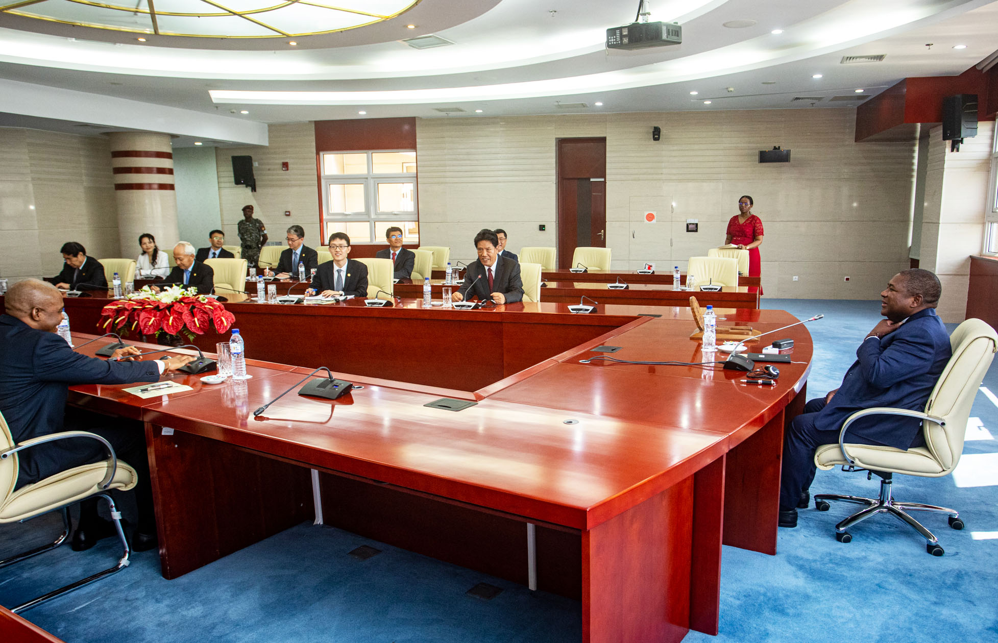 Para fortificar a cooperação – Presidente moçambicano recebe parlamentares chineses