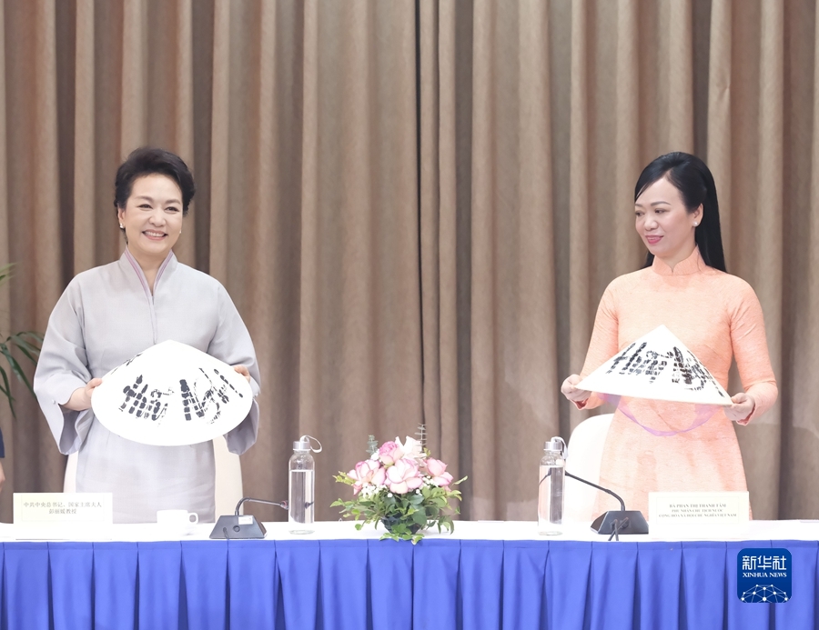 Peng Liyuan visita a Universidade Nacional de Hanói