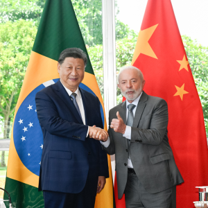 Xi Jinping e Lula da Silva conversam no Palácio da Alvorada