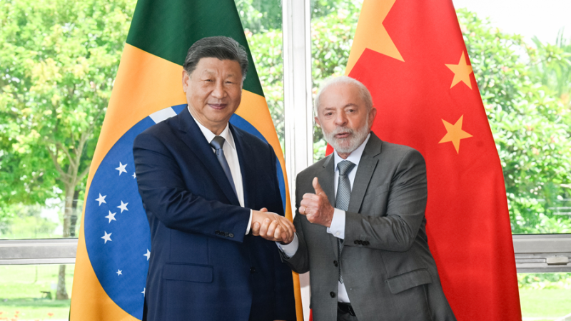 Xi Jinping e Lula da Silva conversam no Palácio da Alvorada