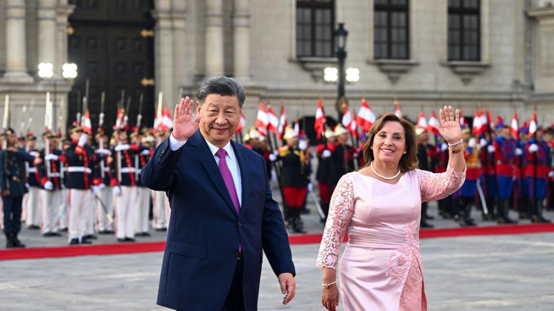 Xi Jinping reúne-se com a presidente peruana