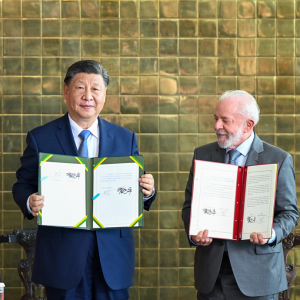 Xi Jinping e Lula assinam declaração conjunta anunciando união de esforços para construir uma comunidade com futuro compartilhado China-Brasil