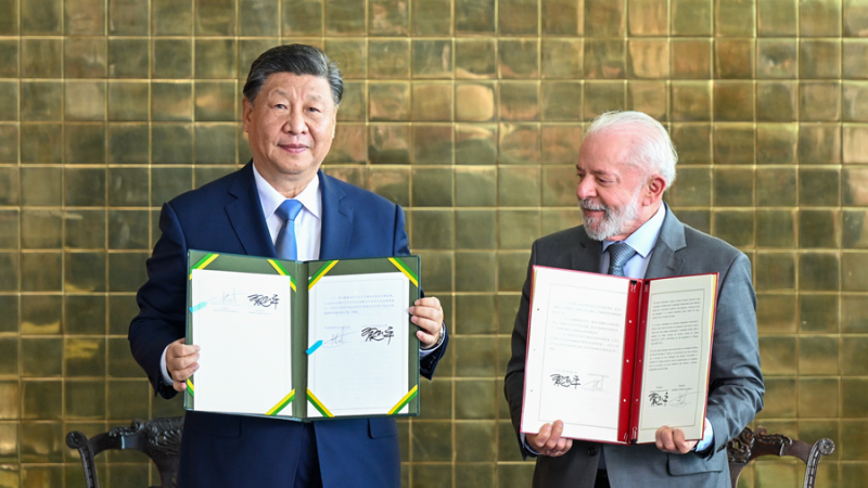 Xi Jinping e Lula assinam declaração conjunta anunciando união de esforços para construir uma comunidade com futuro compartilhado China-Brasil