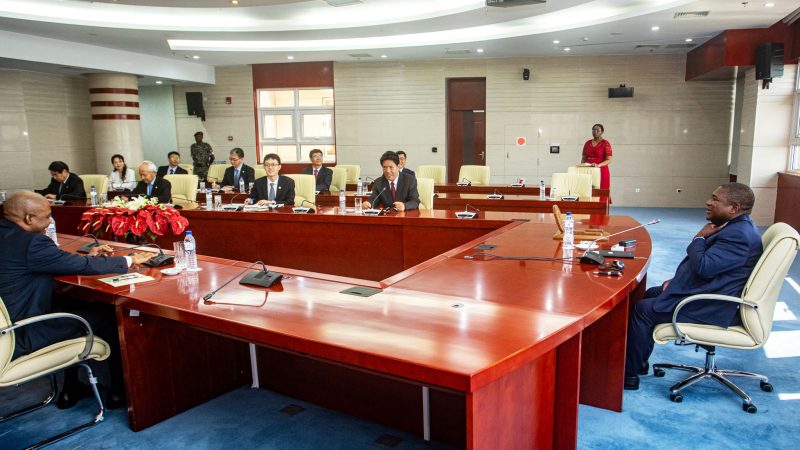 Para fortificar a cooperação – Presidente moçambicano recebe parlamentares chineses