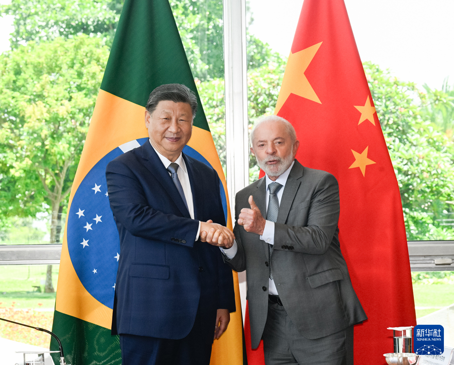 Xi Jinping e Lula da Silva conversam no Palácio da Alvorada