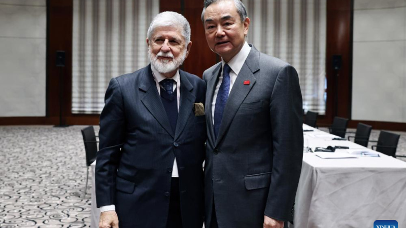 Chanceler chinês pede mais cooperação com Brasil