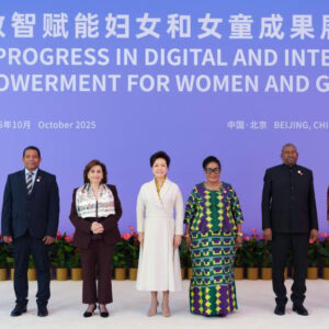Peng Liyuan participa no evento paralelo da Reunião Global dos Líderes sobre Mulheres