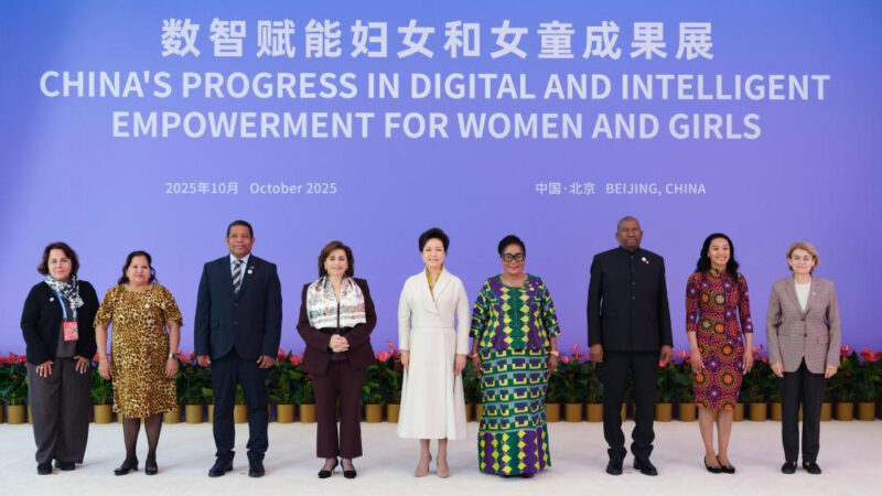 Peng Liyuan participa no evento paralelo da Reunião Global dos Líderes sobre Mulheres