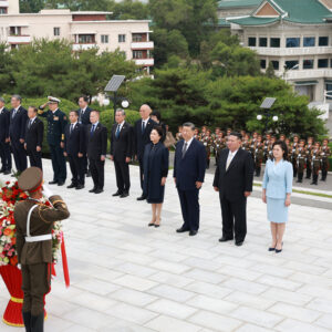 Xi Jinping e Kim comprometem-se a levar adiante a grande amizade tradicional China-RPDC através de gerações