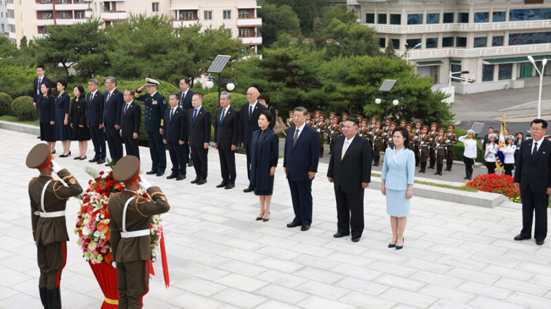 Xi Jinping e Kim comprometem-se a levar adiante a grande amizade tradicional China-RPDC através de gerações