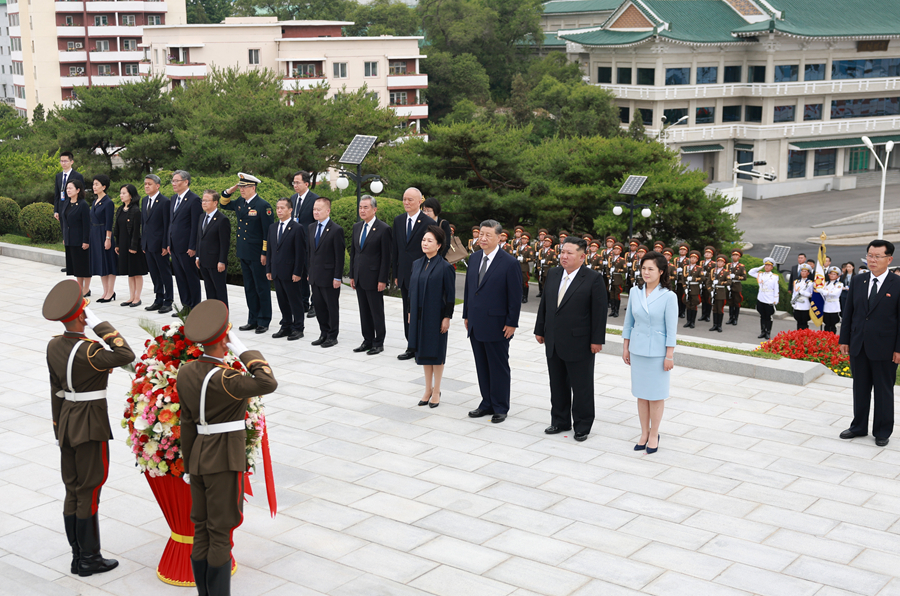 Xi Jinping e Kim comprometem-se a levar adiante a grande amizade tradicional China-RPDC através de gerações