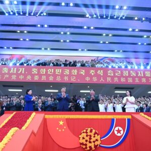 Xi Jinping e Peng Liyuan assistem a uma apresentação cultural especial em Pyongyang
