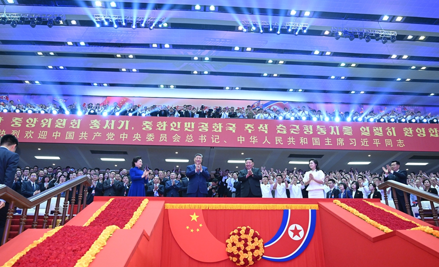 Xi Jinping e Peng Liyuan assistem a uma apresentação cultural especial em Pyongyang