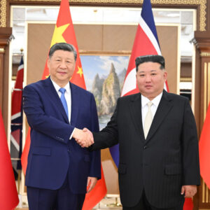 Xi Jinping conversa com Kim Jong Un em Pyongyang