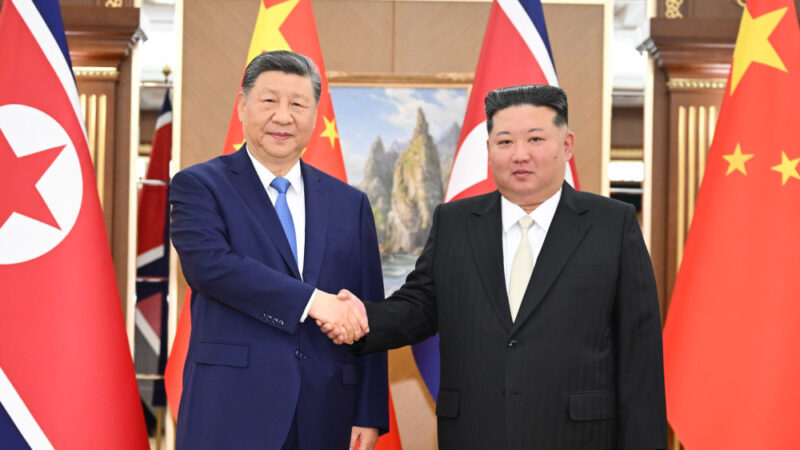 Xi Jinping conversa com Kim Jong Un em Pyongyang