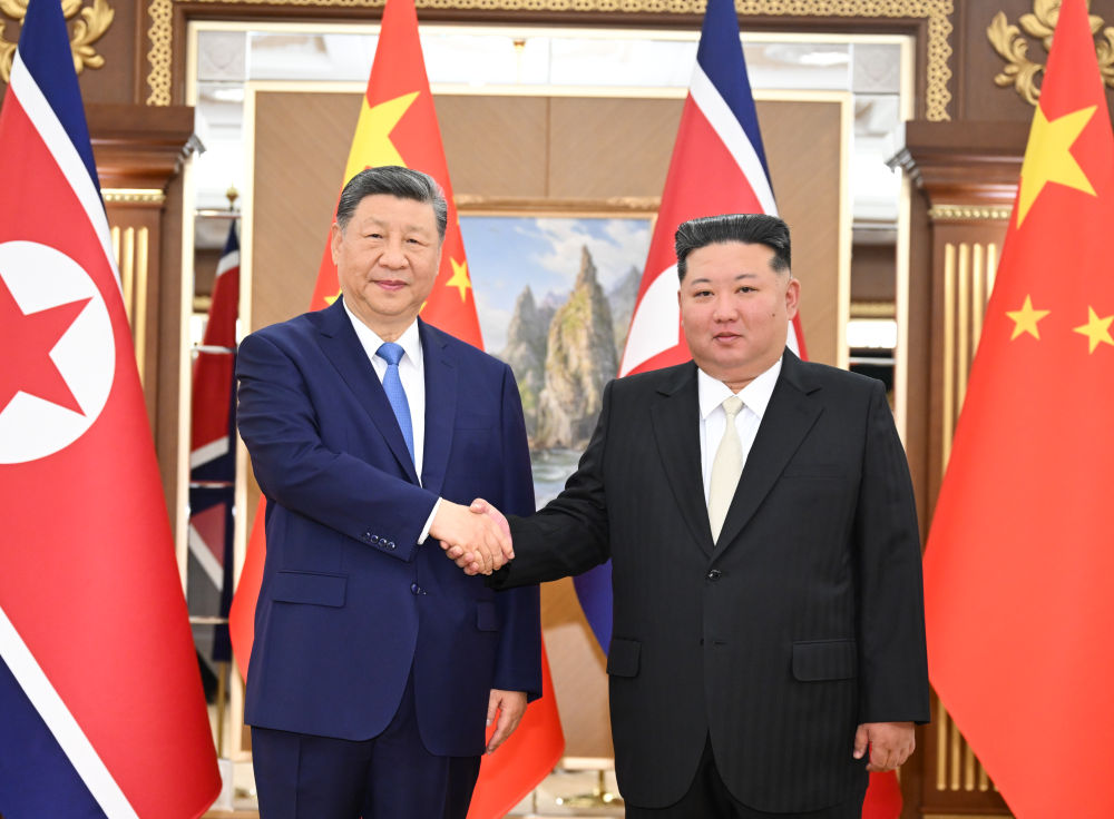 Xi Jinping conversa com Kim Jong Un em Pyongyang