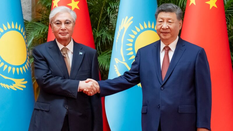 Xi Jinping reúne-se com presidente do Cazaquistão em Shanghai