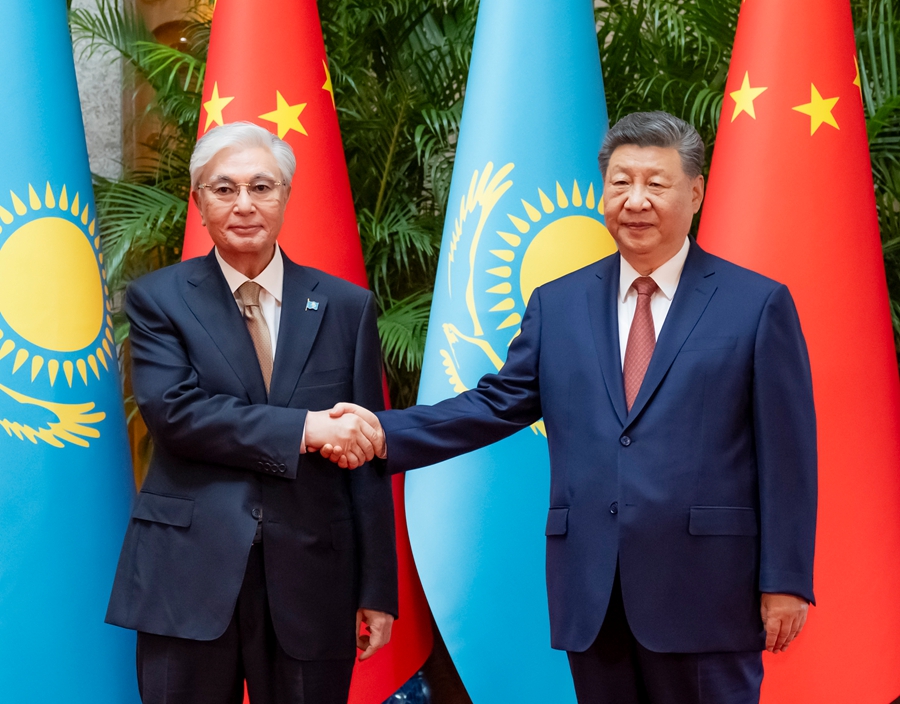 Xi Jinping reúne-se com presidente do Cazaquistão em Shanghai