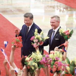 Xi Jinping recebe presidente eslovaco em Beijing