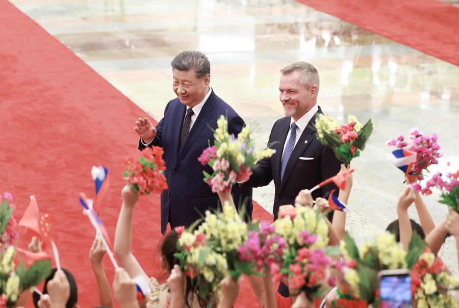Xi Jinping recebe presidente eslovaco em Beijing