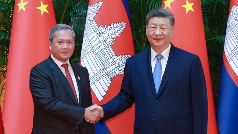 Xi Jinping reúne-se com presidente do Camboja em Shanghai