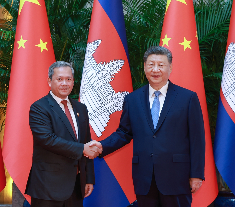 Xi Jinping reúne-se com presidente do Camboja em Shanghai