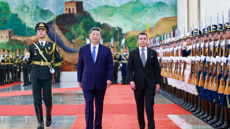 Xi Jinping conversa com presidente do Equador em Beijing