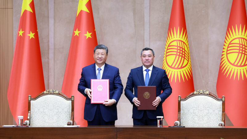 Xi Jinping conversa com presidente do Quirguistão