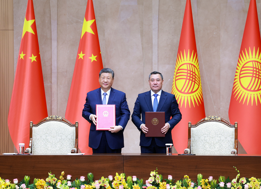 Xi Jinping conversa com presidente do Quirguistão