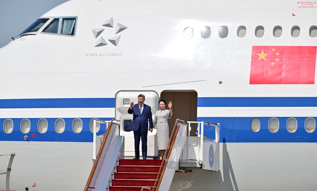 Xi Jinping chega a Bishkek para Cúpula da OCS e visita de Estado ao Quirguistão
