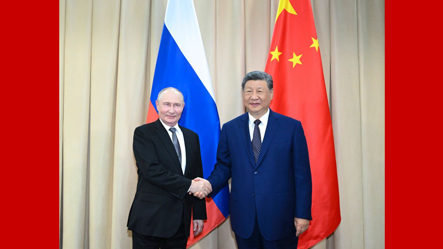 Xi Jinping conversa com Vladimir Putin no Quirguistão