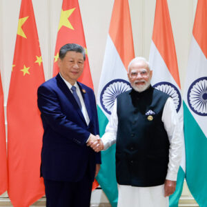 Xi Jinping e Modi realizam troca de opiniões aprofundada e concordam que China e Índia devem ser parceiras