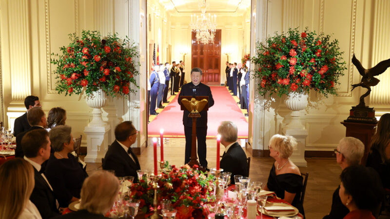 Xi Jinping e Peng Liyuan participam do banquete de boas-vindas oferecido pelo presidente Trump e sua esposa
