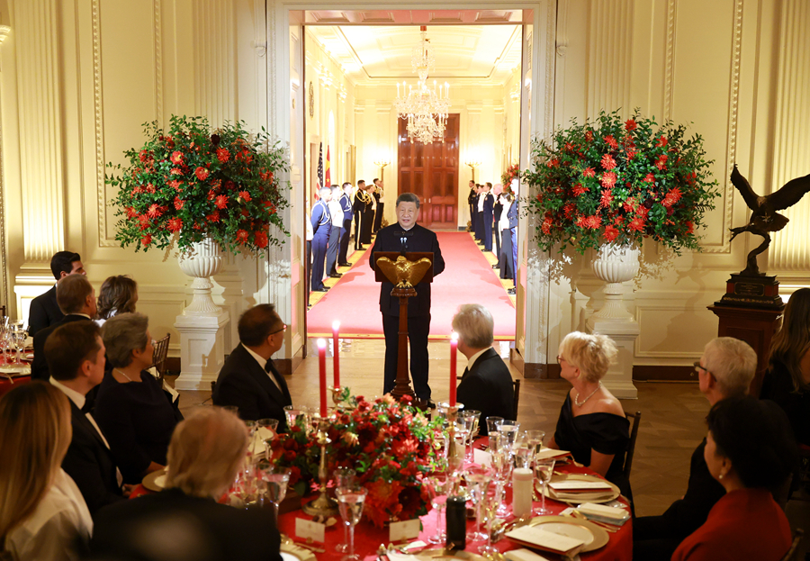 Xi Jinping e Peng Liyuan participam do banquete de boas-vindas oferecido pelo presidente Trump e sua esposa