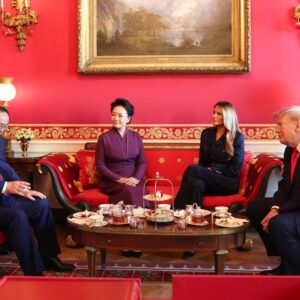 Xi Jinping e Peng Liyuan conversam durante chá com Trump e sua esposa