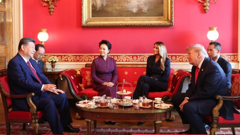 Xi Jinping e Peng Liyuan conversam durante chá com Trump e sua esposa