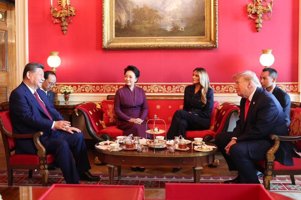 Xi Jinping e Peng Liyuan conversam durante chá com Trump e sua esposa