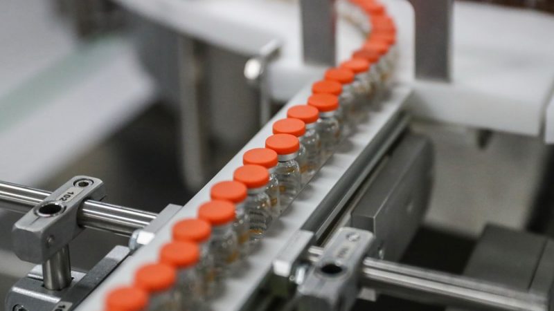 China já produz 5 milhões de doses de vacina contra COVID-19 por dia