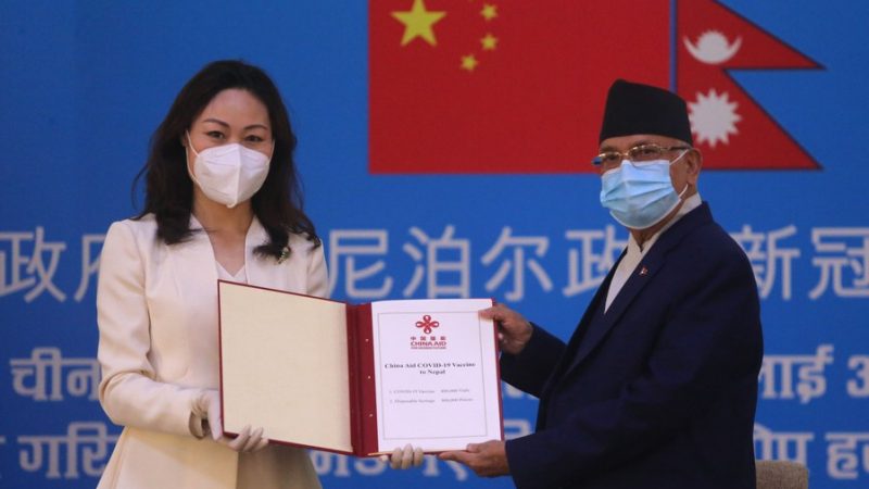 Vacinas contra COVID-19 doadas pela China chegam ao Nepal