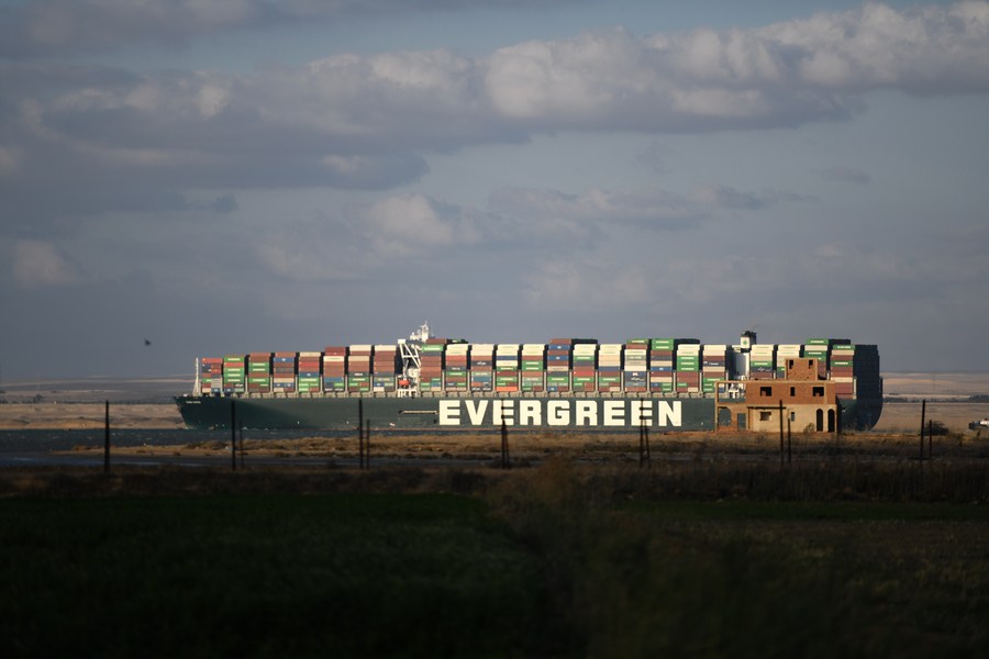 Canal de Suez retoma tráfego