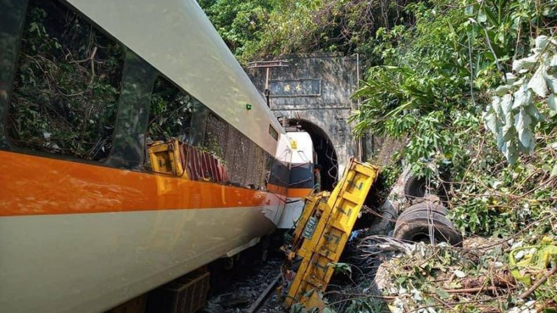 Sobe para 50 número de mortos em descarrilamento de trem em Taiwan