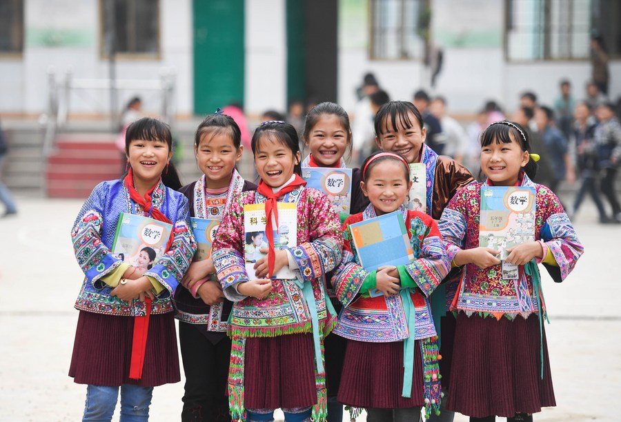 Áreas de minorias étnicas da China registram progresso notável no combate à pobreza, diz livro branco