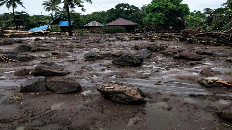 Ciclone tropical Seroja mata 128 na Indonésia