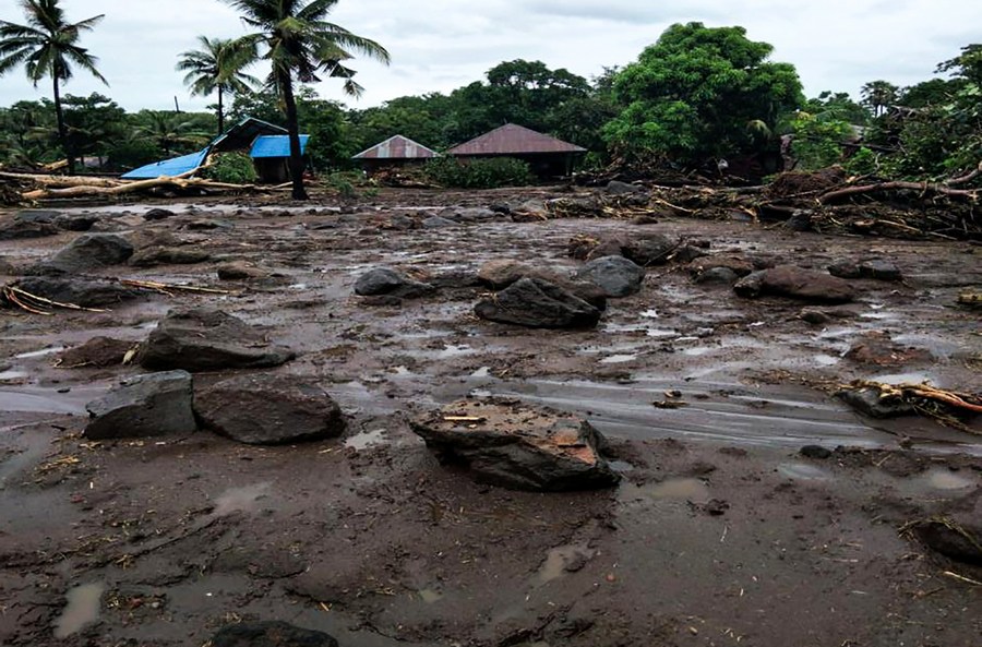 Ciclone tropical Seroja mata 128 na Indonésia